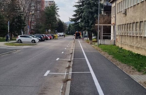Vodorovné dopravné značenie jazdných pruhov a parkovacích boxov