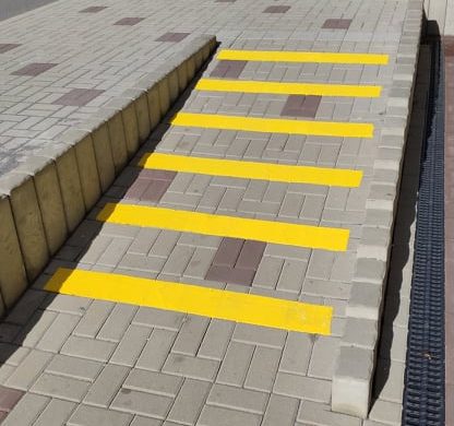 Protišmykové pásy na schodiskovom stupni, Fiľakovo