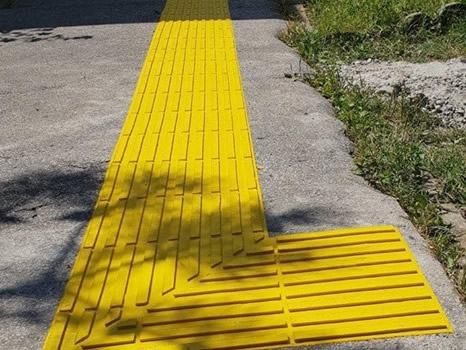Žltá vodiaca línia na betónovom povrchu, Bratislava