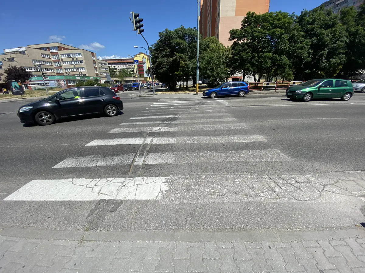 Frézovanie starého vodorovného dopravného značenia