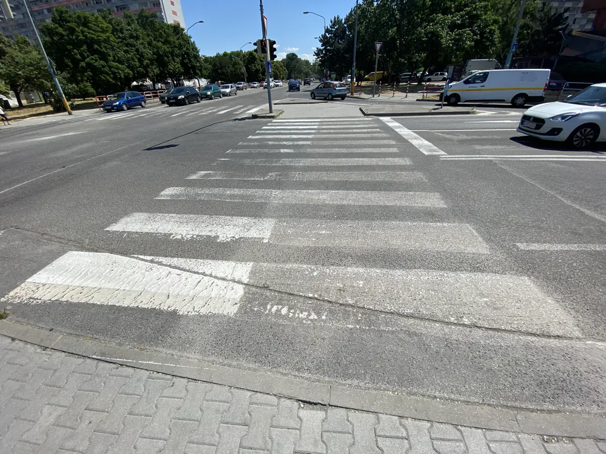 Frézovanie starého vodorovného dopravného značenia