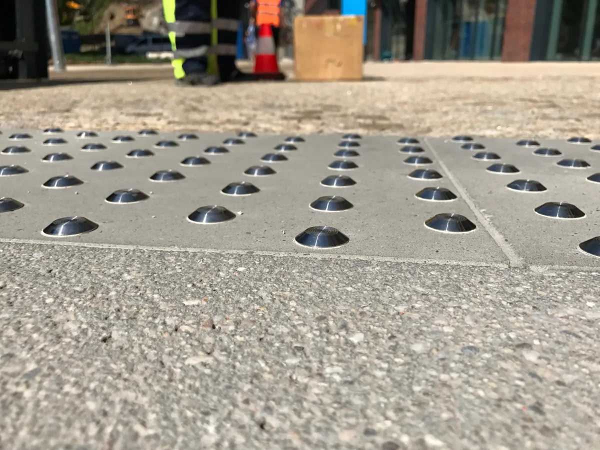 Nerezové indikátory osadené v povrchu, Bratislava