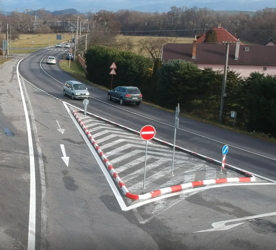 Lepený cestný obrubník, Benice