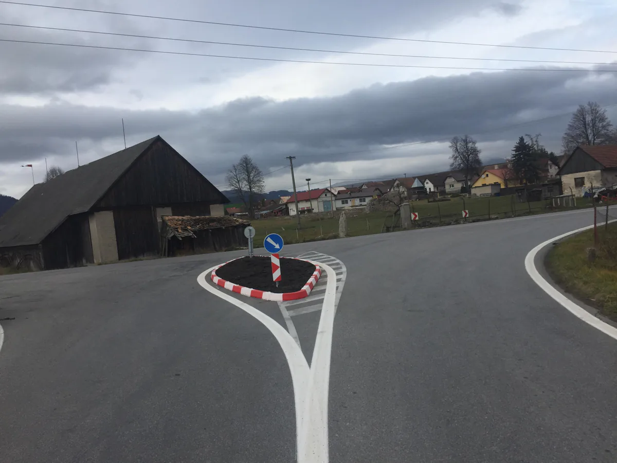Lepený cestný obrubník, Moškovec