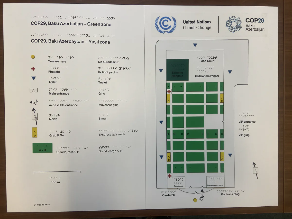 Hmatová mapa Zelenej zóny konferencie COP29 s Braillovým písmom