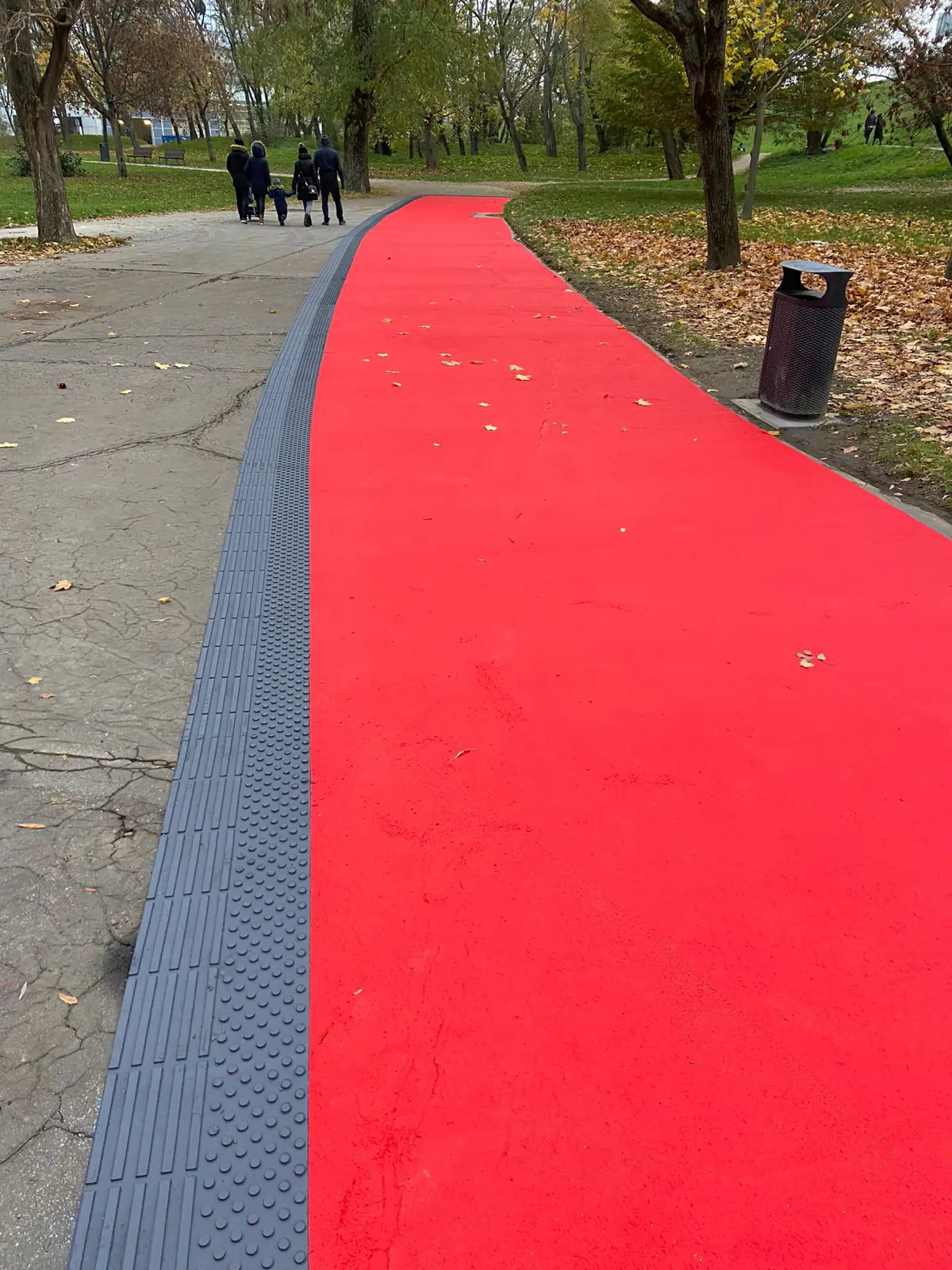 Červená cyklotrasa zo studeného plastu s&nbsp;vodiacou líniou pre nevidiacich, Bratislava