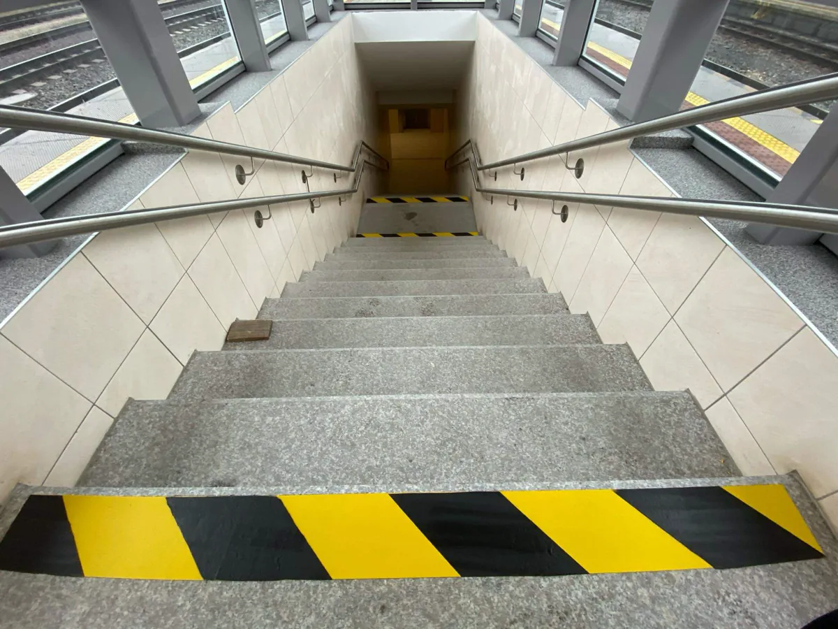 Žlto-čierny protišmykový pás na hrane schodiskového stupňa, Považská Bystrica