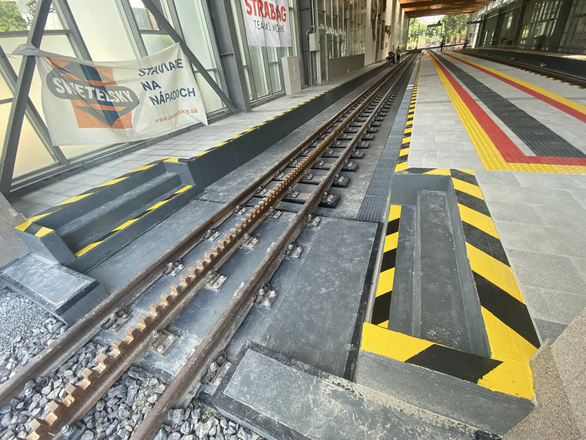 Protišmykový náter na hrane nástupišťa zubačky, Tatranská Štrba