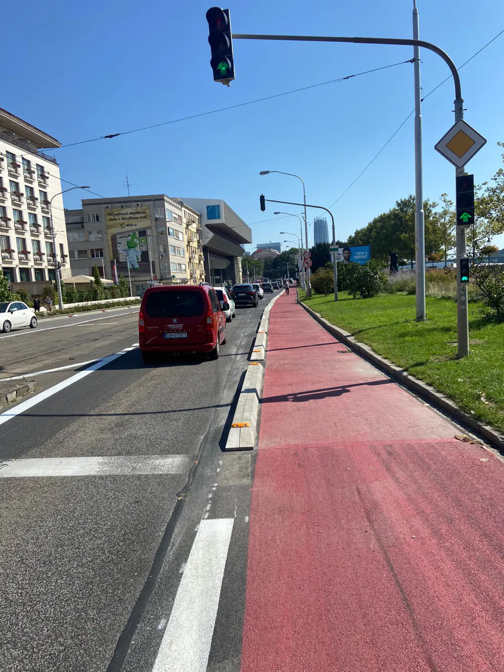 Lepené obrubníky oddeľujúce červený cyklopruh od jazdného pruhu, Bratislava Vajanského nábrežie