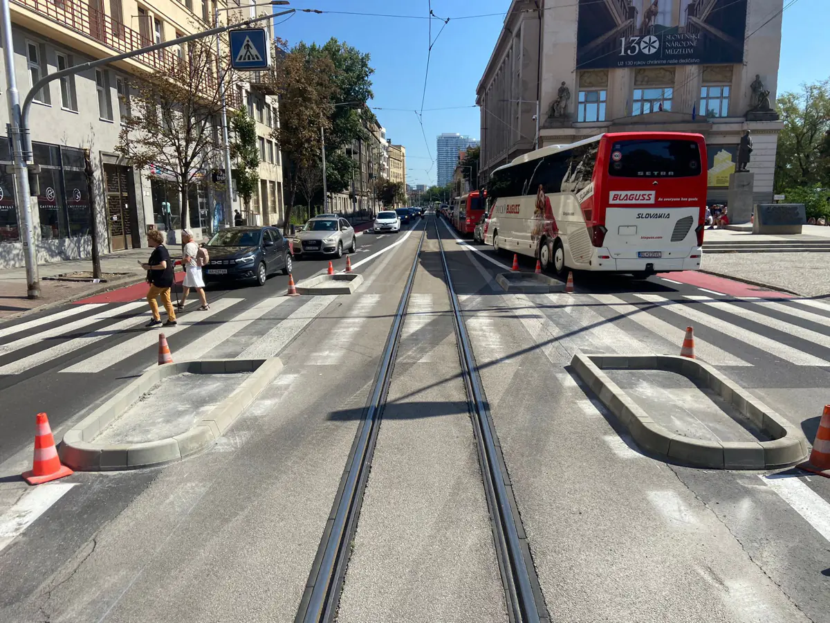 Lepený cestný obrubník, Bratislava